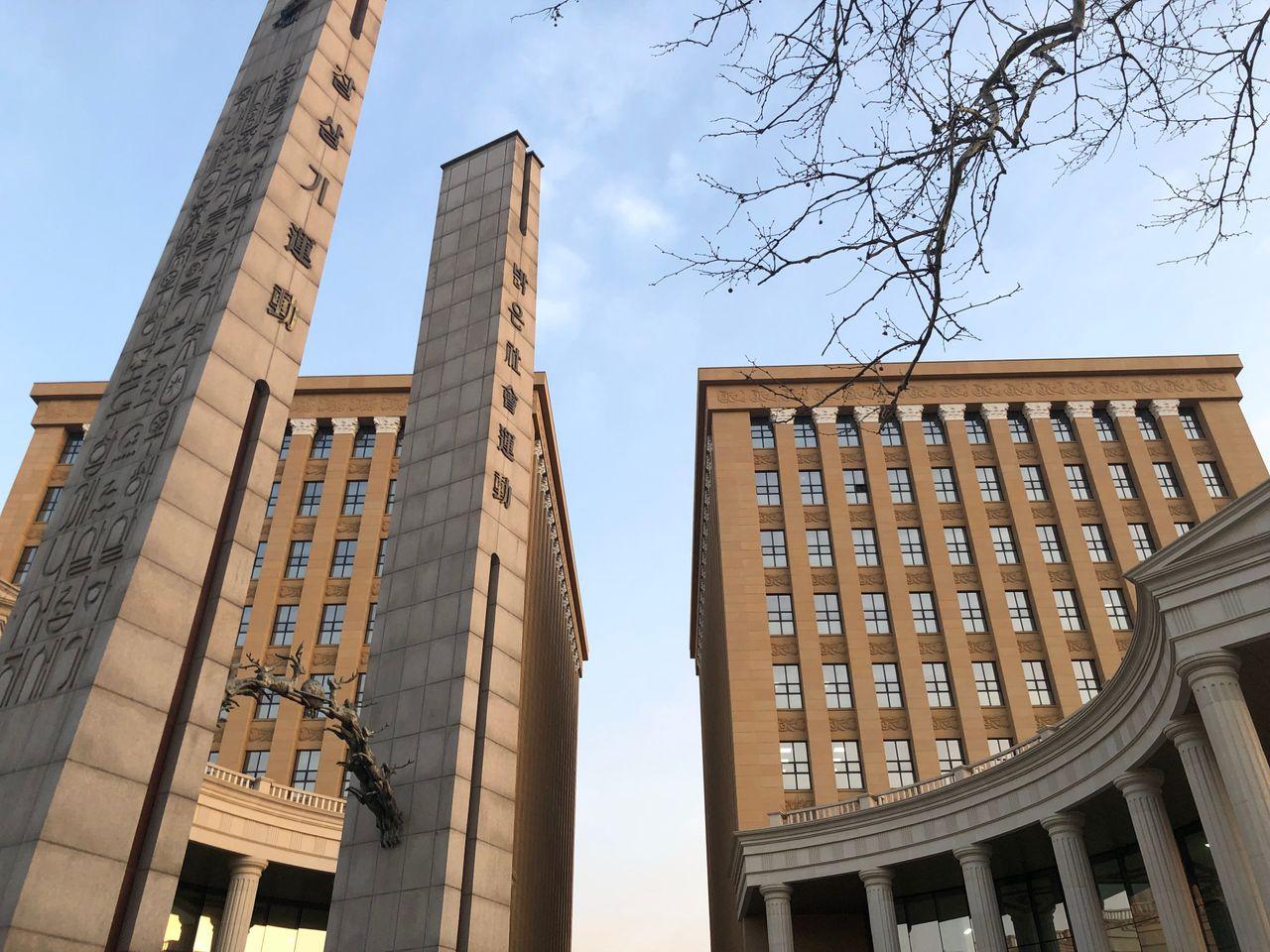 Take a walk on Kyung Hee campus with European architecture and cherry blossoms